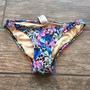 Cheeky swim suit bottoms ruffled on back